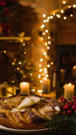 Vertikales-Video-Von-Weihnachtsessen-Zu-Hause-Mit-Apfelkuchen-Auf-Dem-Tisch